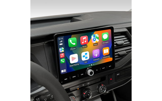 Auto-Armaturenbrett mit mittig montiertem Touchscreen, auf dem App-Symbole sichtbar sind, links teilweise sichtbares Lenkrad, Bedienfelder und Klimaregelung darunter