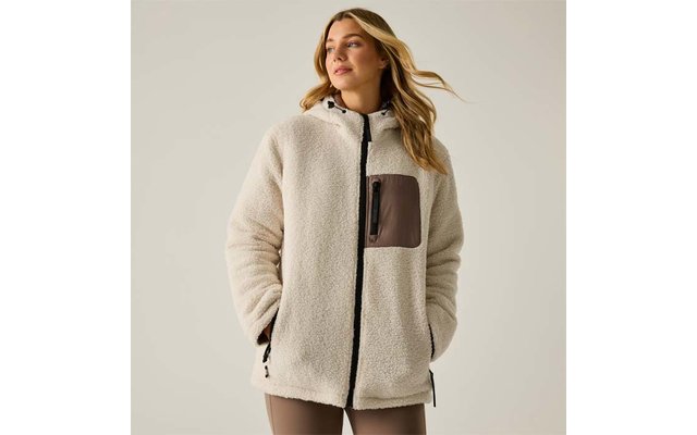 Donna con giacca sherpa color crema con cappuccio, cerniera frontale, tasca sul petto marrone e tasche laterali
