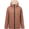 Giacca trapuntata beige-marrone con cappuccio, cerniera centrale nera, fodera chiara visibile nel cappuccio e tasche laterali con zip, su sfondo bianco