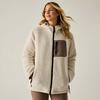 Donna con giacca sherpa color crema con cappuccio, cerniera frontale, tasca sul petto marrone e tasche laterali