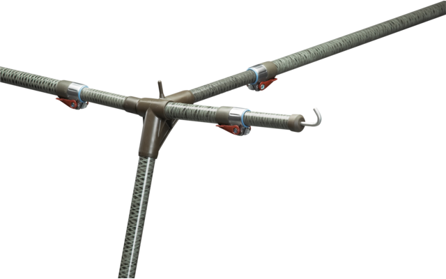 Drei strukturierte Metallrohre mit weißen Haken an den Enden, verbunden durch ein braunes Kunststoff-Zentralstück, mit kleinen roten Klammern, vor schwarzem Hintergrund