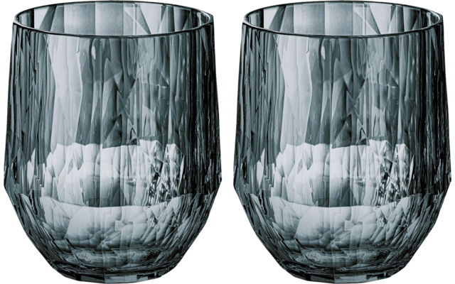 Zwei transparente Gläser mit bläulichem Muster