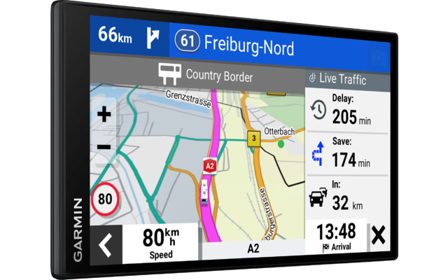 Dispositivo de navegación Garmin negro con pantalla, mapa, ruta resaltada en rosa, marcador 'A2', texto 'Country Border' en el mapa, señal de velocidad '80', indicador de velocidad '80 km/h', barra superior '66 km' y '61 Freiburg-Nord', panel derecho 'Live Traffic' con 'Delay: 205 min', distancia '32 km' y hora de llegada '13:48', logotipo Garmin en el marco izquierdo