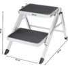 Zwei Stufen-Trittleiter aus Metall mit schwarzen rutschfesten Auflagen und Maßen in Zentimetern
