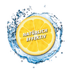 Zitronenscheibe mit weißer Aufschrift 'NATÜRLICH EFFEKTIV' in der Mitte, umgeben von Wasserspritzern
