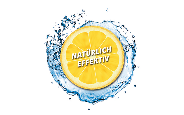 Zitronenscheibe mit weißer Aufschrift 'NATÜRLICH EFFEKTIV' in der Mitte, umgeben von Wasserspritzern