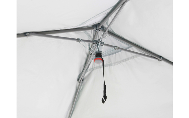 Unterseite eines weißen Regenschirms mit sichtbarem Metallgestell, zentralem Gelenk mit rotem Ring und herunterhängender schwarzer Trageschlaufe