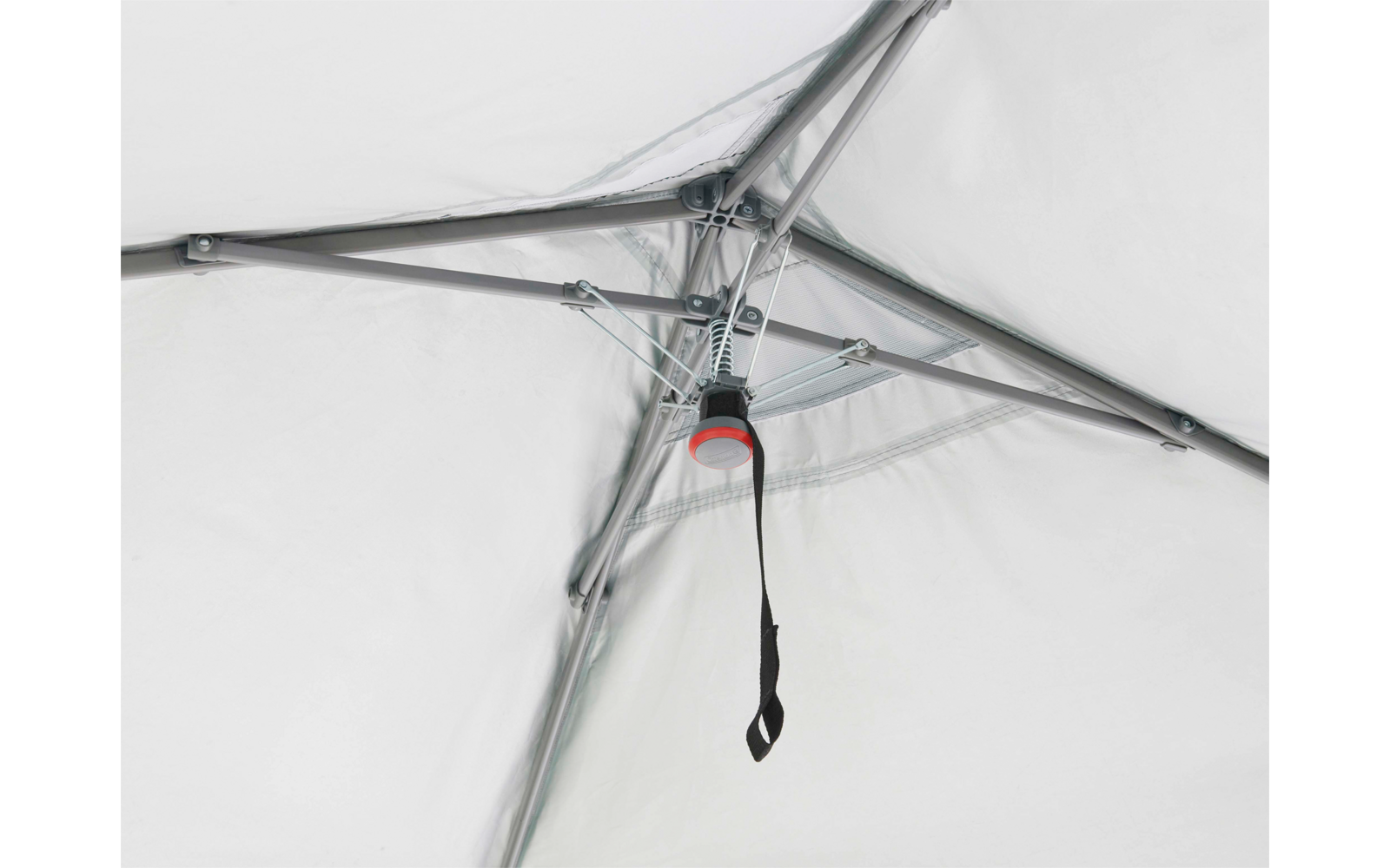 Unterseite eines weißen Regenschirms mit sichtbarem Metallgestell, zentralem Gelenk mit rotem Ring und herunterhängender schwarzer Trageschlaufe