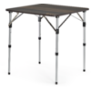 Table carrée avec plateau effet bois foncé, quatre pieds télescopiques argentés, renforts métalliques et embouts en plastique noir