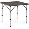 Table carrée avec plateau imitation bois foncé, quatre pieds télescopiques argentés avec raccords noirs et tirants diagonaux, embouts en caoutchouc noirs