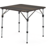 Table carrée avec plateau imitation bois foncé, quatre pieds télescopiques argentés réglables, raccords en plastique noirs et entretoises métalliques diagonales