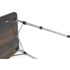 Vue inférieure d'un plateau de table en bois foncé avec pieds métalliques argentés, charnières et raccords noirs en plastique