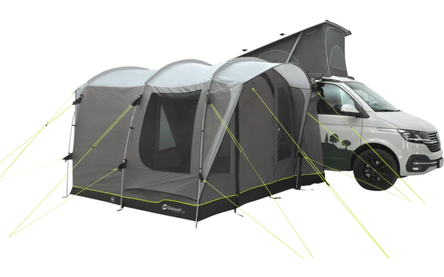 Auto neben einem großen grauen Campingzelt mit drei Kammern