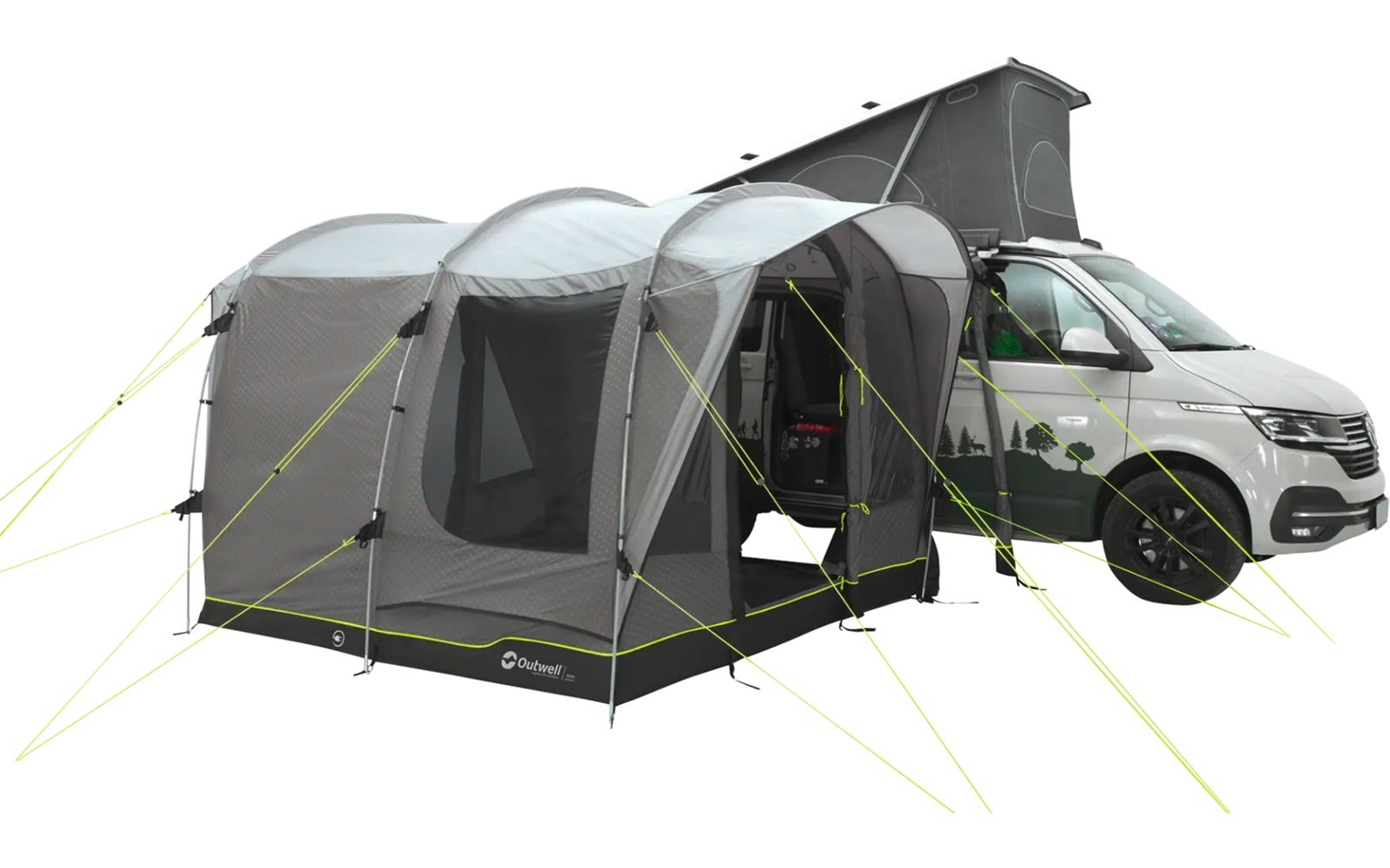 Ein graues Auto mit einem angehängten, grauen Campingzelt auf einer Wiese