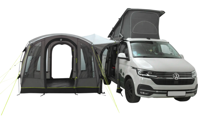 Wohnmobil mit angebautem, dunklem Zelt, das an der Seite befestigt ist