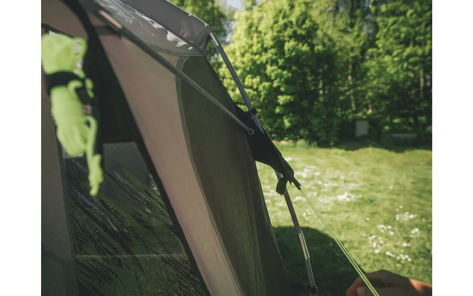 Zelt vor grünem Hintergrund mit Bäumen