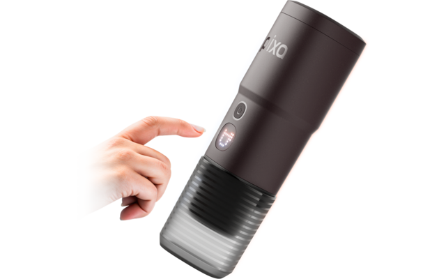 Main avec index touchant un bouton rond sur un appareil cylindrique foncé à partie inférieure rainurée; logo blanc visible, fond blanc, contour bleu et orange