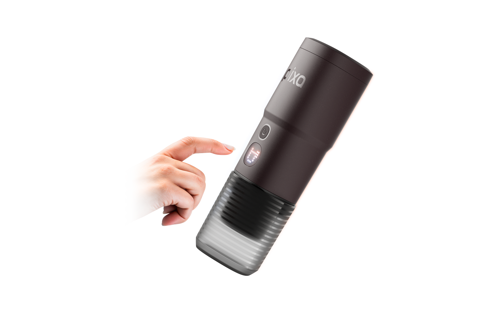 Main avec index touchant un bouton rond sur un appareil cylindrique foncé à partie inférieure rainurée; logo blanc visible, fond blanc, contour bleu et orange