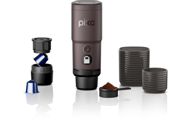 Appareil cylindrique brun portant l'inscription "pixa", à côté deux dosettes, un porte-dosette ouvert, un petit récipient de café moulu et deux récipients ronds empilés