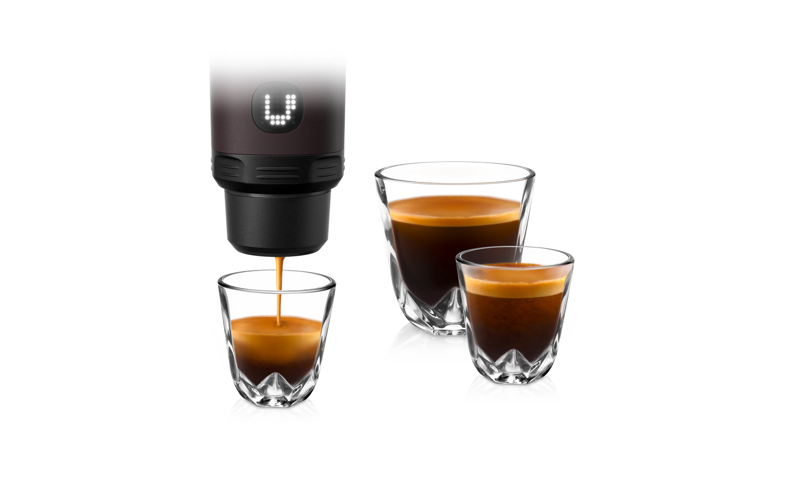 Bec d'une machine à café versant un espresso dans un petit verre double paroi; à côté, deux autres verres double paroi contenant de l'espresso