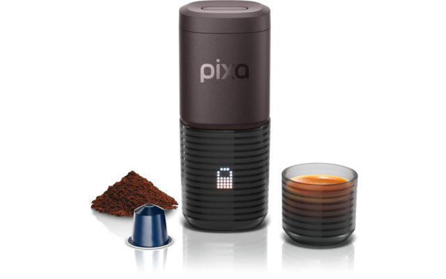 Dispositif cylindrique portant l'inscription "pixa", à côté une capsule de café, un tas de café moulu et un petit verre de café