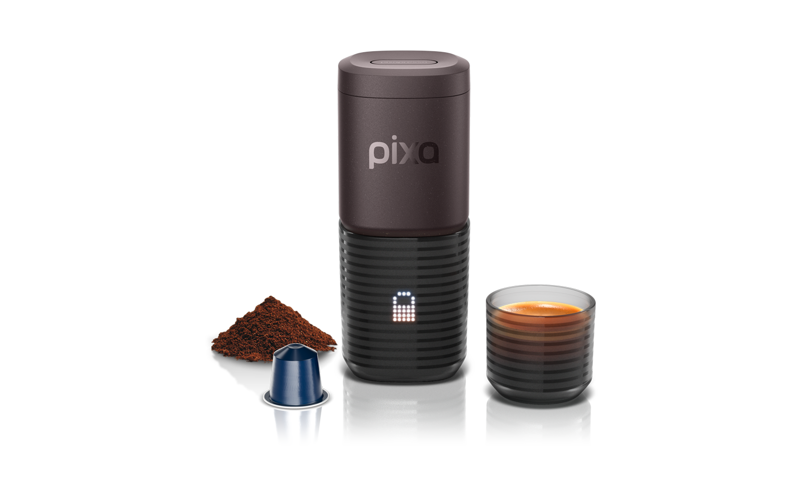 Dispositif cylindrique portant l'inscription "pixa", à côté une capsule de café, un tas de café moulu et un petit verre de café