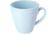 Lichtblauwe mok met handvat op witte achtergrond