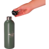 Main ouvrant une bouteille verte avec un bouchon noir