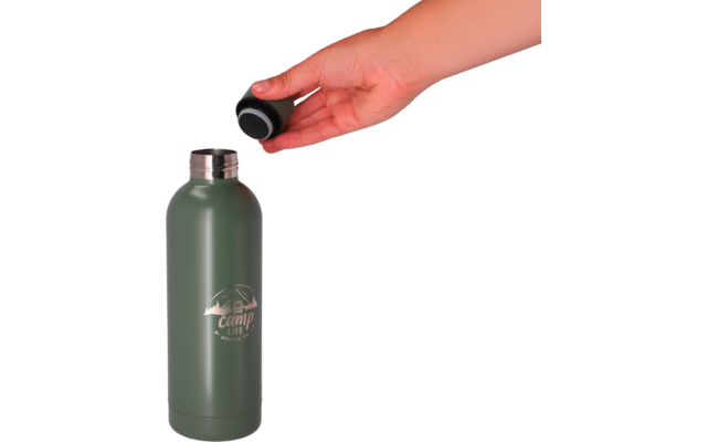 Main ouvrant une bouteille verte avec un bouchon noir