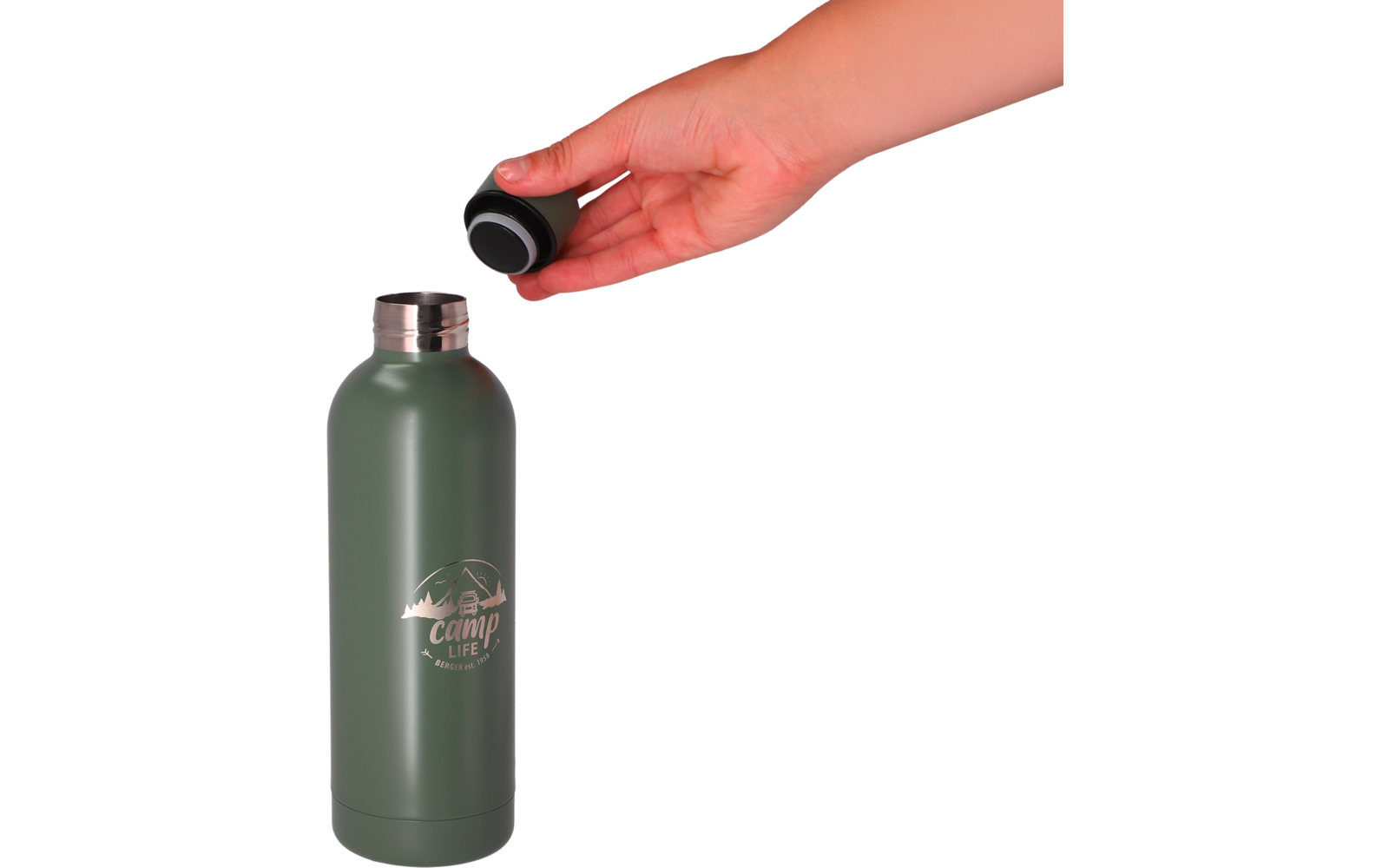 Main ouvrant une bouteille verte avec un bouchon noir