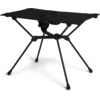 Table noire avec plateau rectangulaire, quatre pieds inclinés, entretoises en croix, deux découpes rondes dans le plateau et une poche en filet sous le plateau