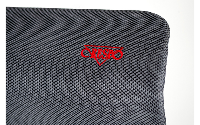 Graue gepolsterte Oberfläche mit Netzstruktur und abgerundeter Ecke, rotes Logo mit Schriftzug auf weißem Hintergrund