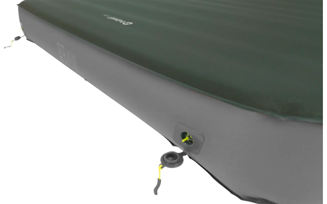 Opblaasbare grijs-groene slaapmat met ventiel in close-up