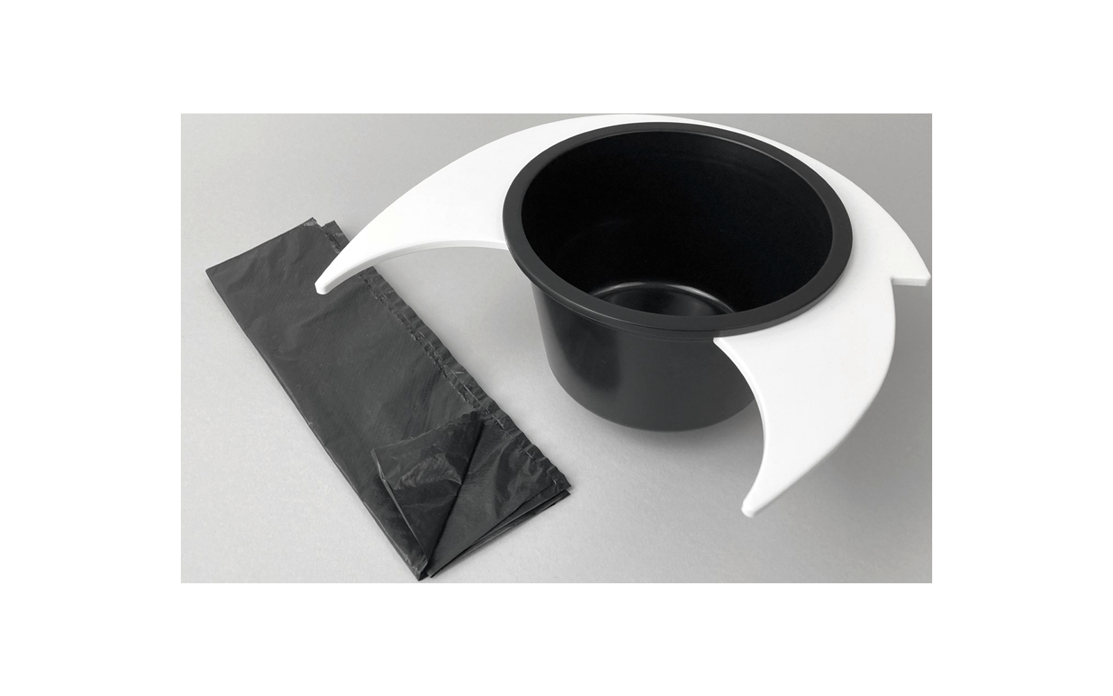 Chapeau de magicien noir avec des pointes blanches et une pochette noire à côté