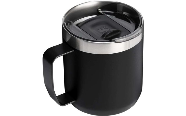 Schwarzer Becher mit Henkel, silbernem Metallrand und schwarzem Deckel mit sichtbarer Trinköffnung