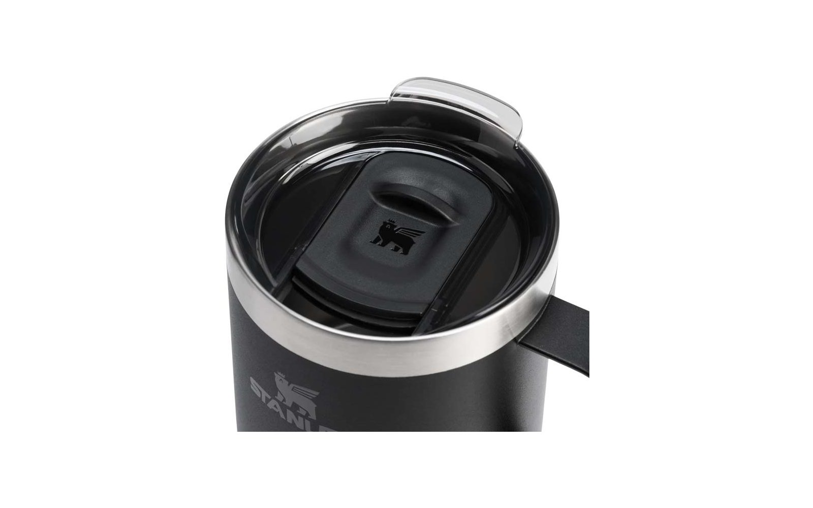 Schwarzer Edelstahlbecher mit Henkel, metallischem Rand, schwarzem Kunststoffdeckel mit Schiebeverschluss und Löwenlogo auf dem Deckel