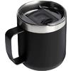 Zwarte beker met handvat, zilveren metalen rand en zwart deksel met zichtbare drinkopening