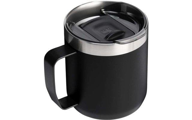 Zwarte beker met handvat, zilveren metalen rand en zwart deksel met zichtbare drinkopening