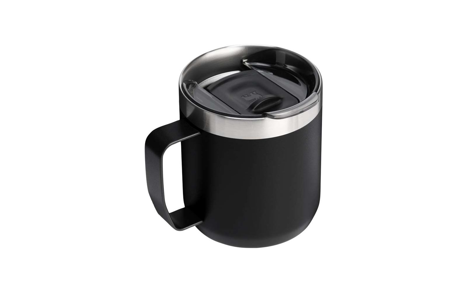 Zwarte beker met handvat, zilveren metalen rand en zwart deksel met zichtbare drinkopening