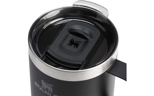 Zwarte roestvrijstalen mok met handvat, metalen rand, zwarte kunststof deksel met schuifsluiting en leeuwenlogo op de deksel