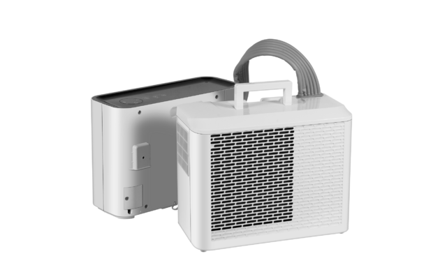 Zwei weiße, rechteckige Geräte; vorderes Gerät mit Tragegriff und Lüftungsgitter, hinteres Gerät mit glatter Oberfläche und angeschlossenem flexiblem Schlauch