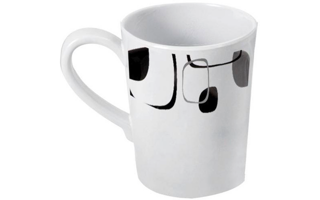Weiße Tasse mit Henkel links; schwarze und graue Flächen und Linien auf der Außenseite; Innenraum sichtbar