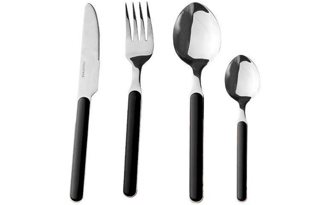Vier Besteckteile (Messer, Gabel, Esslöffel, Teelöffel) mit schwarzen Griffen auf weißem Hintergrund