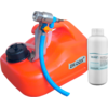 Oranger Kanister mit blauer Pumpe und einer weißen Flasche daneben