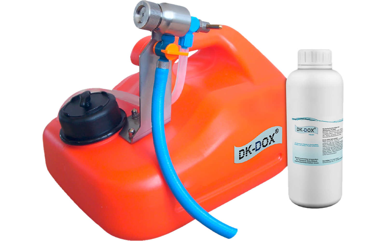 Oranger Kanister mit blauer Pumpe und einer weißen Flasche daneben