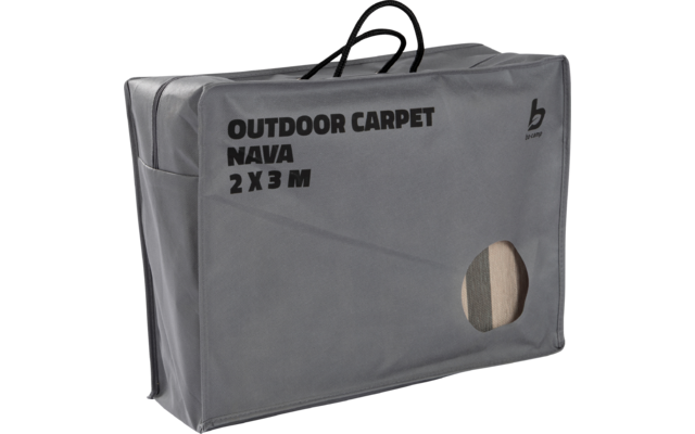 Grijze rechthoekige tas met handvatten, opdruk 'OUTDOOR CARPET NAVA 2 X 3 M' en rond venster met opgerold gestreept vloerkleed