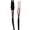 Zwei Plastikstecker mit roten und schwarzen Kabeln; linker Stecker schwarz, rechter Stecker weiß; Kabel mit schwarzem Klebeband umwickelt; weißer Hintergrund