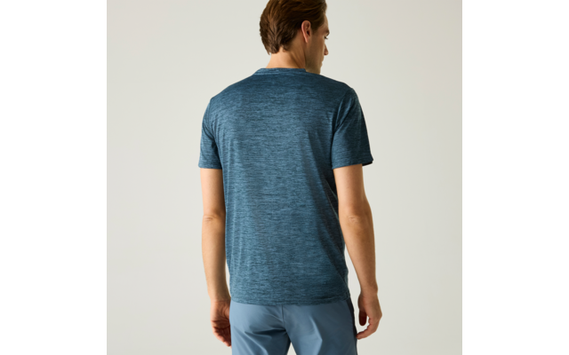 Person steht mit dem Rücken zur Kamera, trägt blau meliertes T-Shirt mit kurzen Ärmeln und hellblaue Shorts, heller Hintergrund