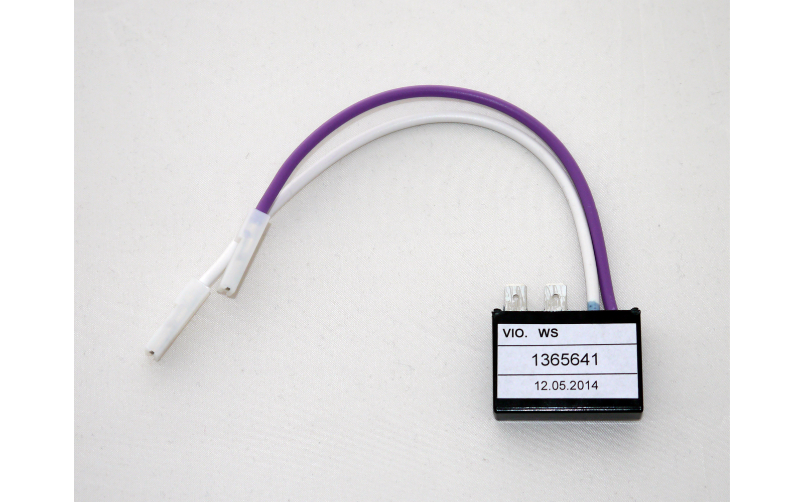 Klein elektronisch apparaat met display en paarse kabel op witte achtergrond