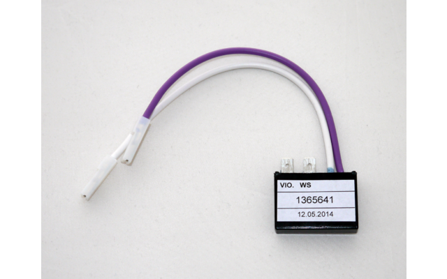 Klein elektronisch apparaat met display en paarse kabel op witte achtergrond